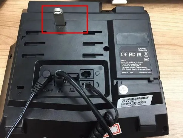 USB 드라이브를 전화기에 삽입